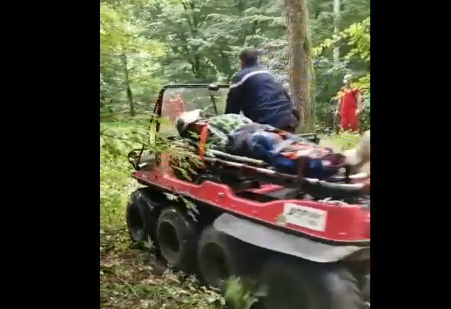 Bărbații rătăciți în pădurile din zona Ghioroc-Covăsânț au fost găsiți, iar unul dintre ei a fost transportat la spital