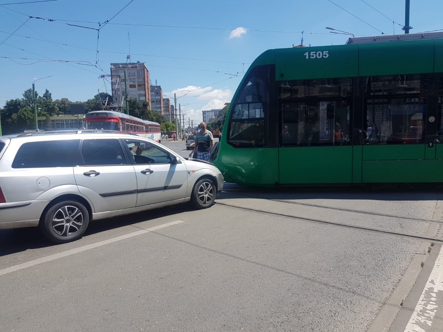 Accident în sensul giratoriu de la Podgoria. O mașină a intrat într-un tramvai