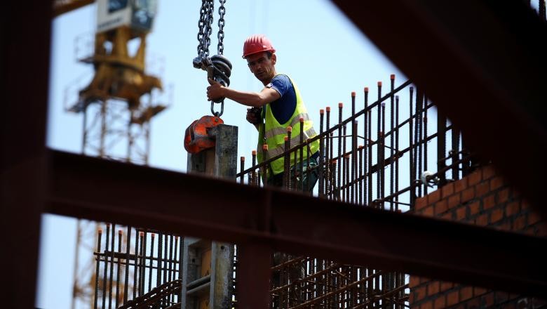 Prognoză INS: Industria auto va scădea în următoarele luni, iar construcțiile vor întregistra creștere