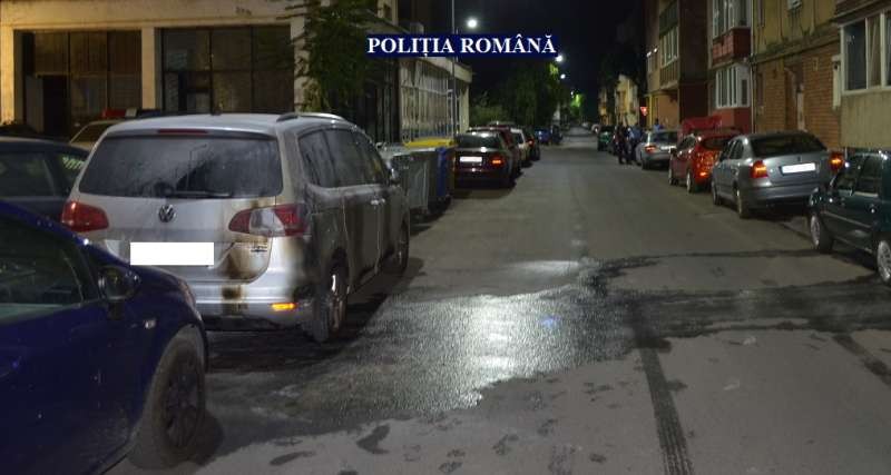 Arădean oprit de poliţişti cu un foc de armă, după ce a fost prins când incendia o maşină pe strada Simion Popa