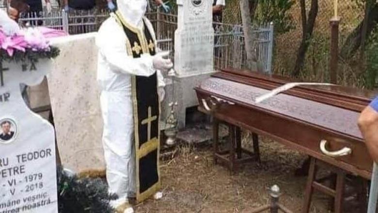 Preot echipat cu combinezon, la înmormântarea unui bărbat mort din cauza COVID-19
