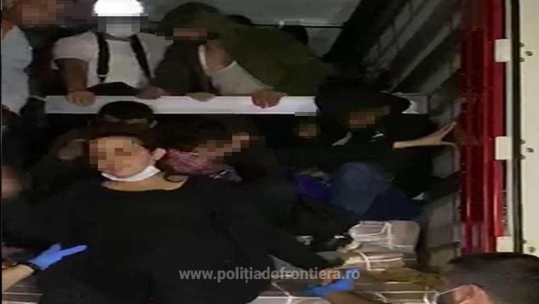TIR plin cu migranți descoperit în Vama Nădlac
