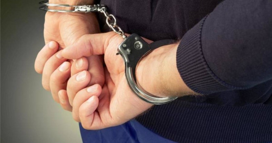 Un bărbat acuzat de proxenetism a fost eliberat DIN GREȘEALĂ. Acum este căutat de polițiști