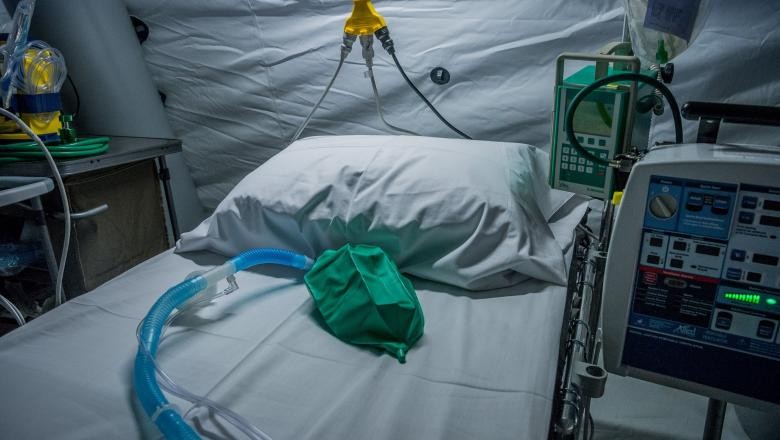 Unul dintre bolnavii de coronavirus transferați de la Hunedoara la Arad a murit