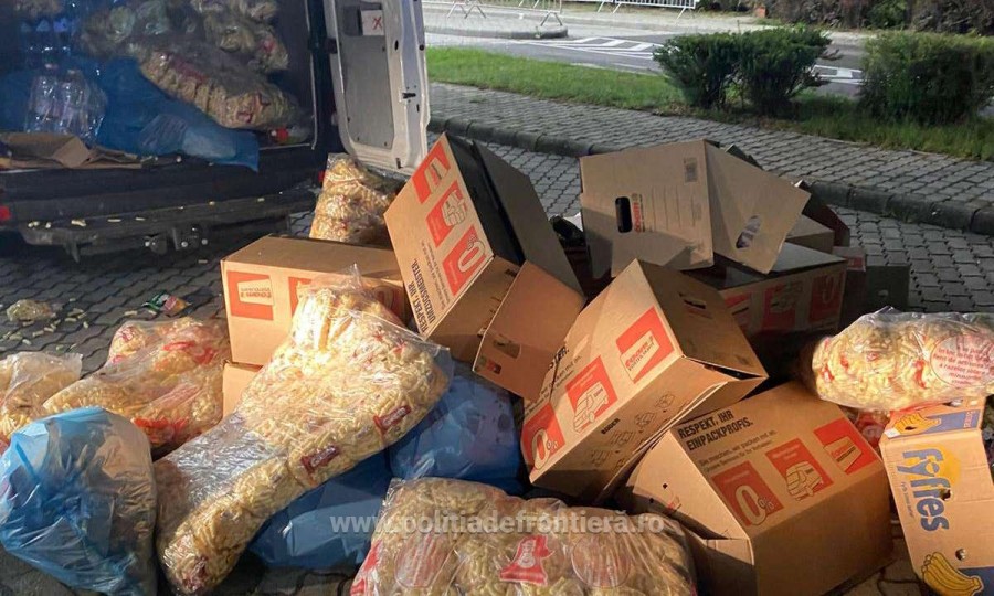 Ce au descoperit polițiștii de frontieră arădeni, printre pufuleții dintr-o autoutilitară