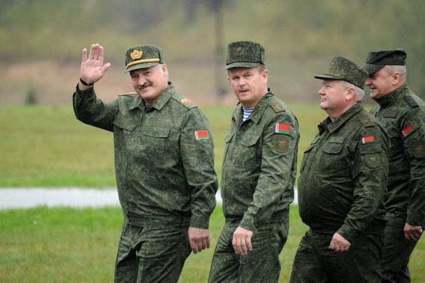Mai multe filme publicate pe retelele sociale indica o mobilizare armata masiva la granita dintre Belarus si Rusia