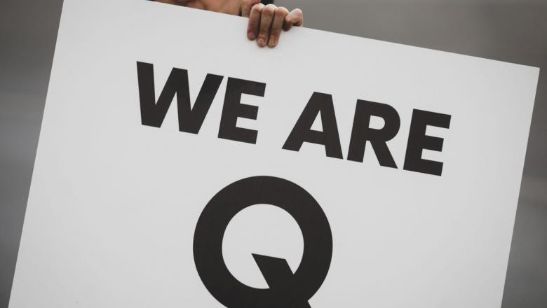 Facebook închide 790 de grupuri legate de organizația QAnon