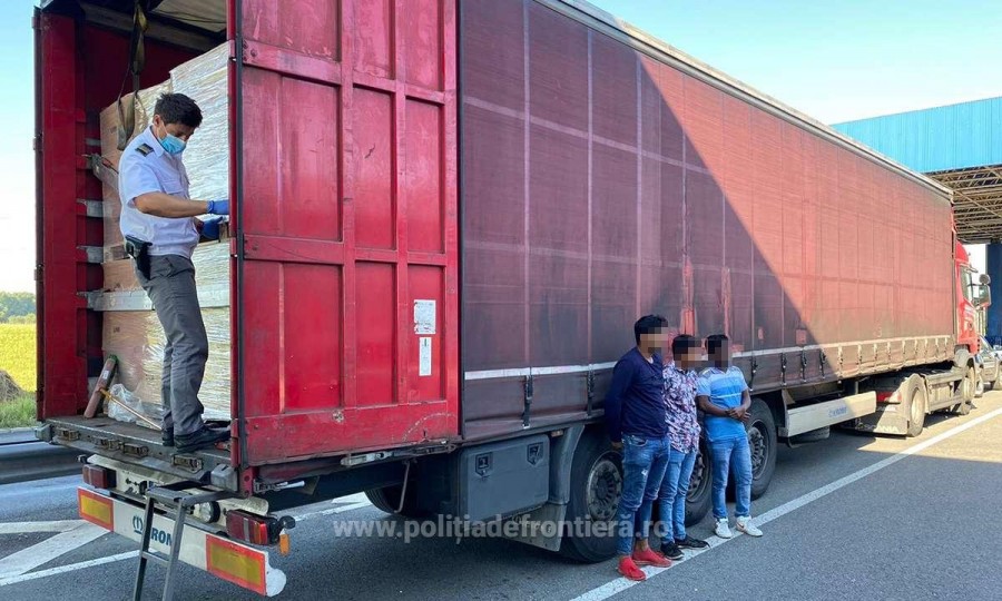 Au vrut să treacă frontiera de la Nădlac,  ascunși într-un automarfar