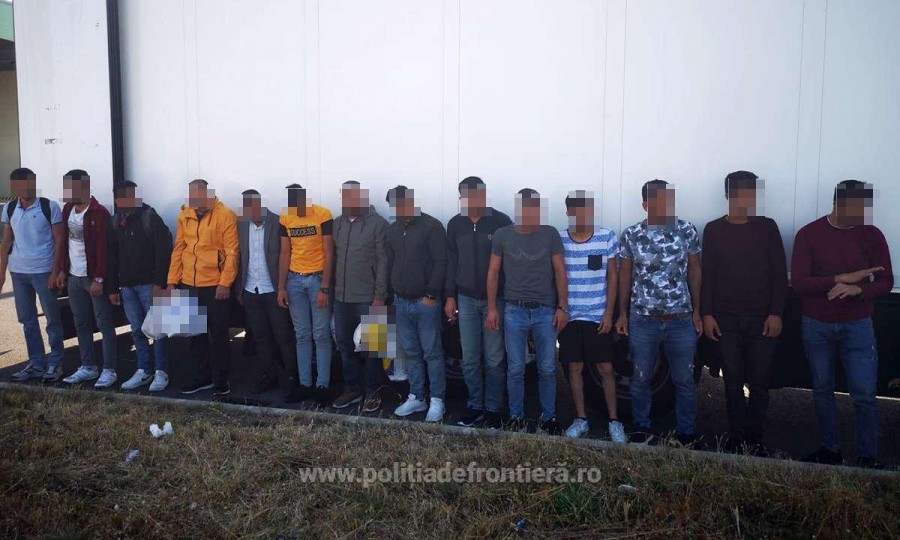 14 turci au vrut să treacă prin Vama Nădlac, ascunși într-un camion încărcat cu pește