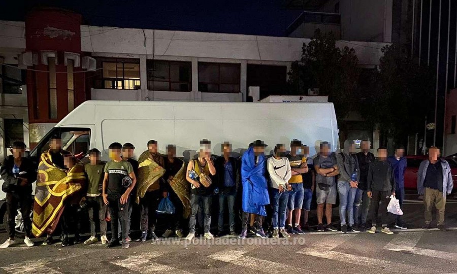 28 de cetăţeni din Siria, Turcia şi Egipt au încercat să treacă ilegal în Ungaria, prin Nădlac II. Erau ascunși în două autoutilitare