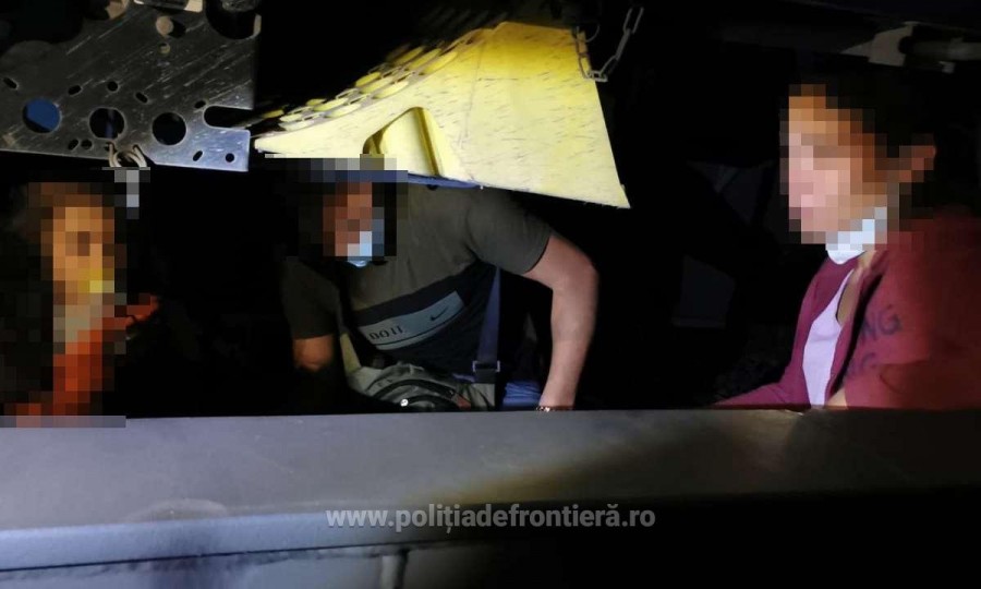 Șase cetățeni turci, depistați ascunși pe platforma  unui tren de marfă la P.T.F Curtici