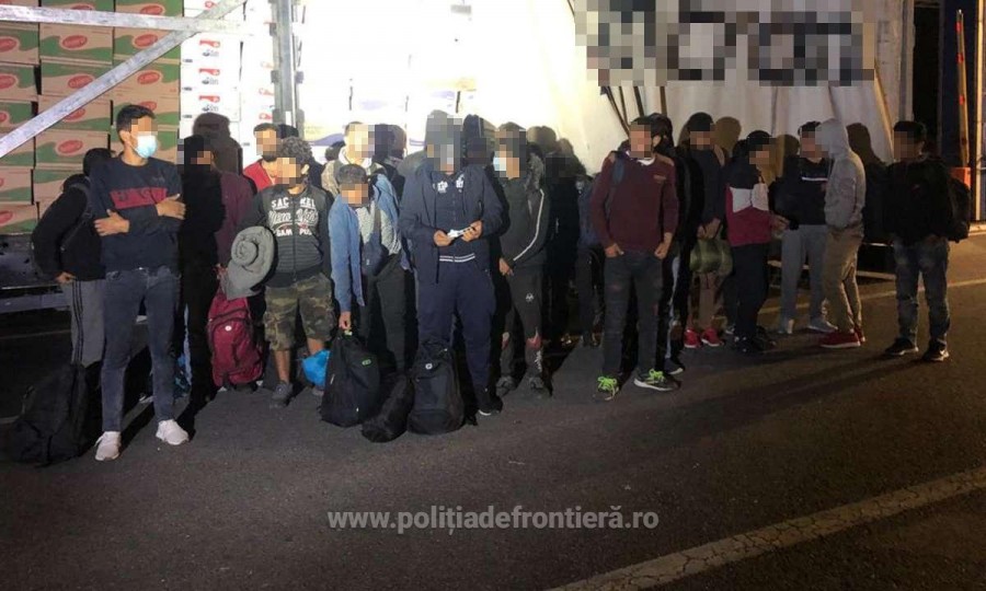 52 de sirieni și palestinieni ascunși în două mijloace de transport, prinși la P.T.F. Nădlac II