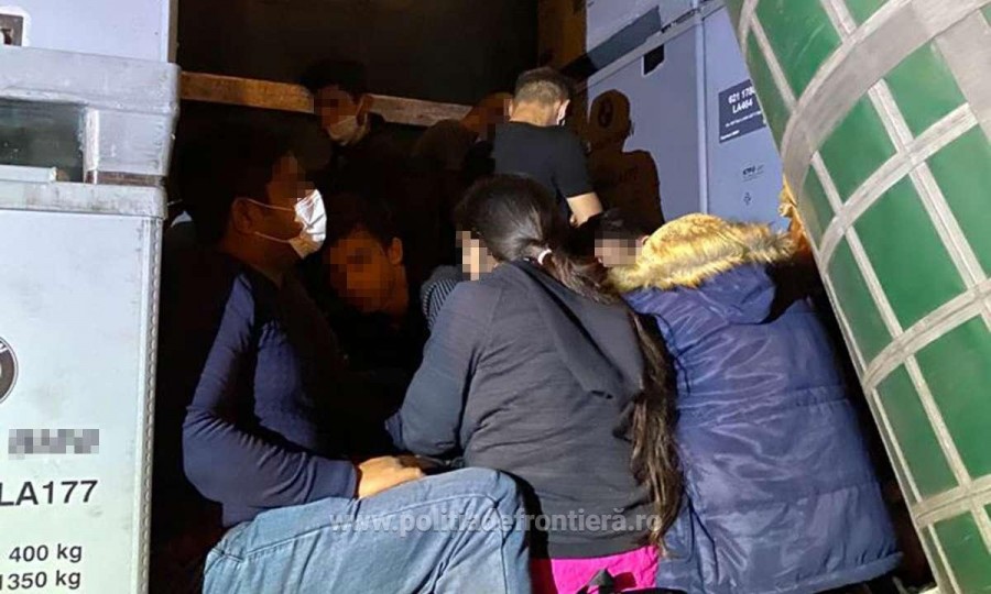 25 de cetățeni străini, depistați ascunși în două mijloace de transport la P.T.F. Nădlac II