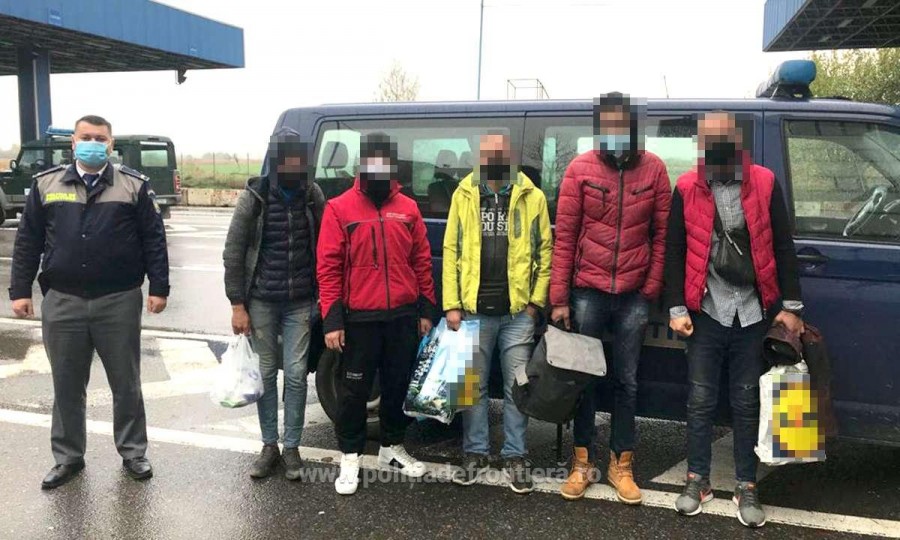 Cinci migranți din Maroc şi Algeria care intenţionau să treacă ilegal frontiera în Ungaria pe jos, depistaţi la frontiera de vest
