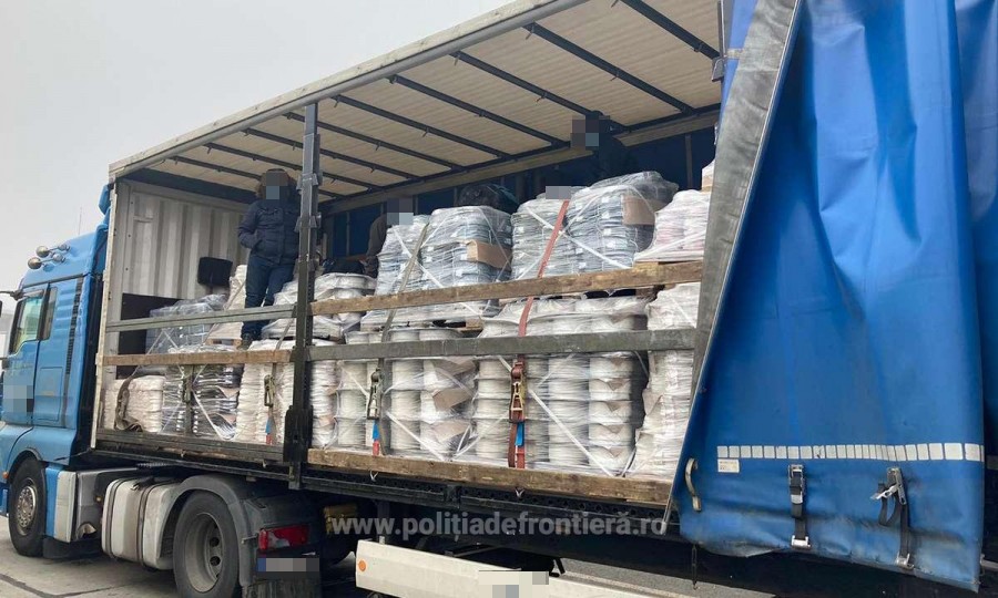 Unsprezece tineri din Afganistan, depistați ascunşi în două TIR-uri la PTF Nădlac II