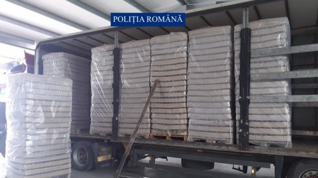 Șoferul care a fugit când polițiștii i-au descoperit cele 600 de baxuri de țigări a fost prins