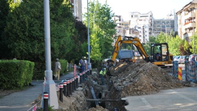 Continuă lucrările la reţeaua de apă potabilă de pe Calea Iuliu Maniu