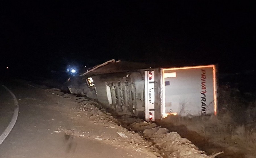 Conducând beat, a ajuns cu tirul în șanț