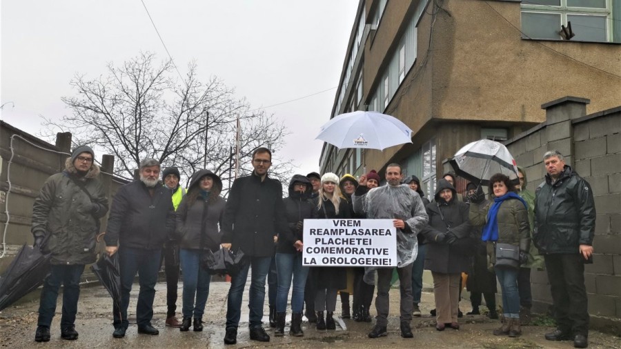 Concluzia participanților la Turul Revoluției organizat de Arad Free Tours:  „Vrem reamplasarea plachetei comemorative la Orologerie!”