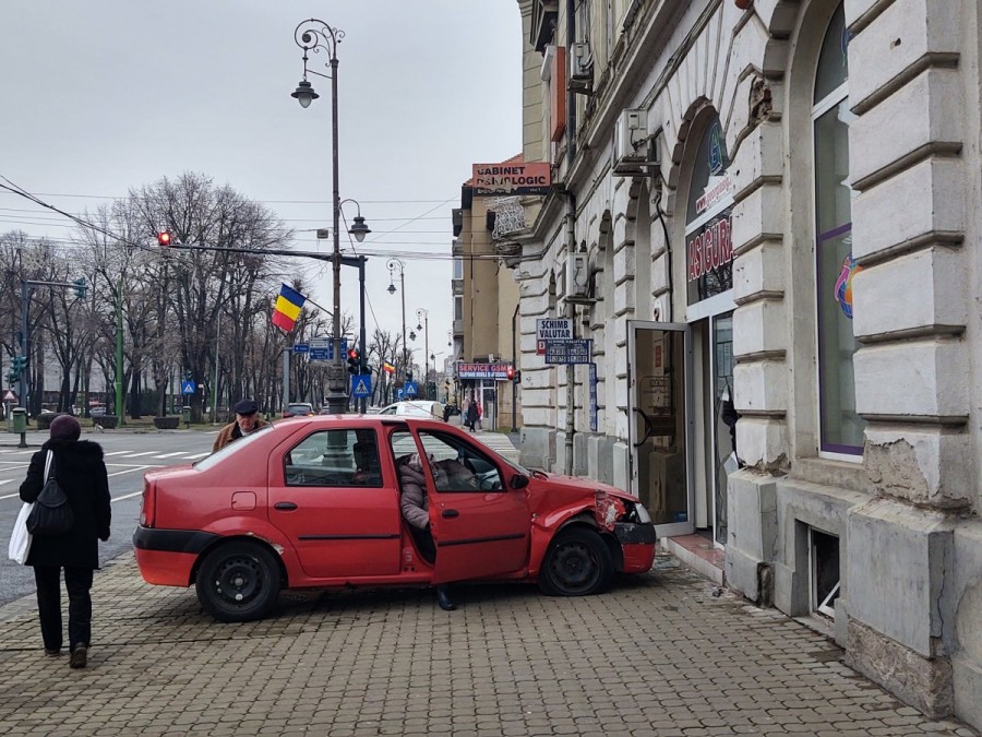 Accident spectaculos pe Bulevardul Revoluției: a intrat cu mașina în poarta unei firme de asigurări