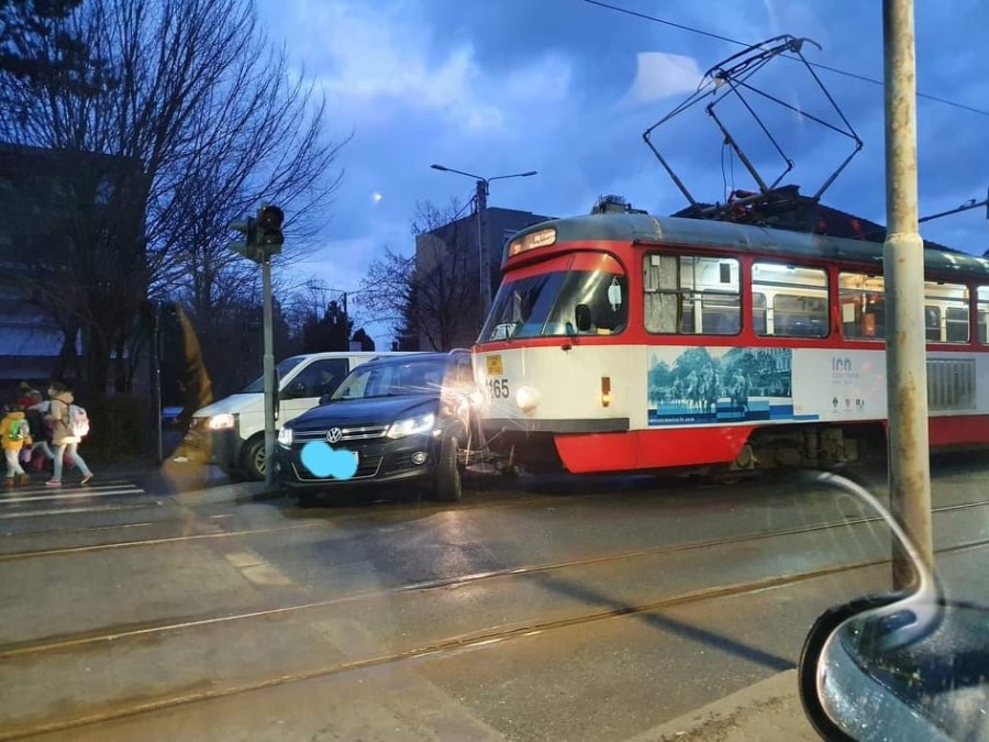 Coliziune între tramvai şi autoturism pe Calea Romanilor