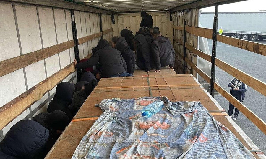 TIR încărcat cu profile din aluminiu, oprit la Nădlac. 32 de migranţi, depistaţi ascunşi