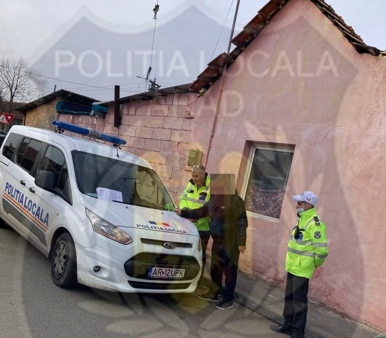 Absenteismul şcolar combătut cu... Poliţia Locală; una dintre eleve s-a lăsat de şcoală pentru că a rămas însărcinată