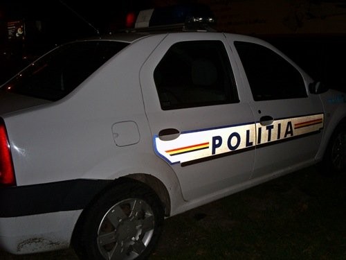 Doi scandalagii din Pâncota i-au distrus ușa și au pătruns cu forța pe proprietatea unui bărbat. Acum, sunt cercetați penal