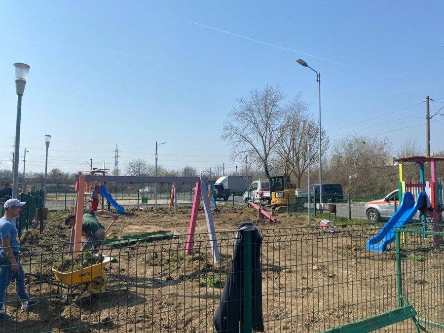 Tartan pentru locurile de joacă din municipiu; Primăria investeşte nouă milioane de lei pentru siguranţa celor mici (FOTO)