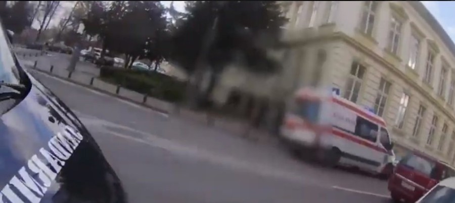 (VIDEO) Un elev a fost lovit cu picioarele în cap pentru o presupusă bârfă. Jandarmii arădeni au fost chemați să intervină