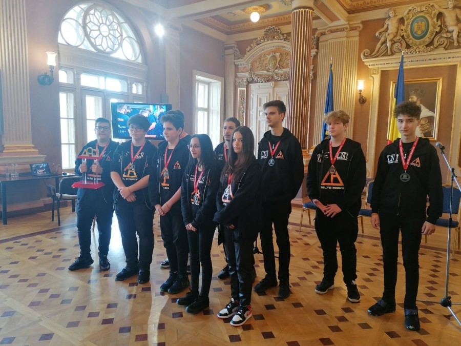 Delta Force, echipa arădeană care a câștigat Campionatul Mondial de Robotică, a ajuns acasă (FOTO)