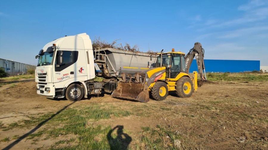 Amenzi de 20.000 de lei pentru proprietarii unor parcele pline de gunoaie aflate la intrarea în municipiu (FOTO)