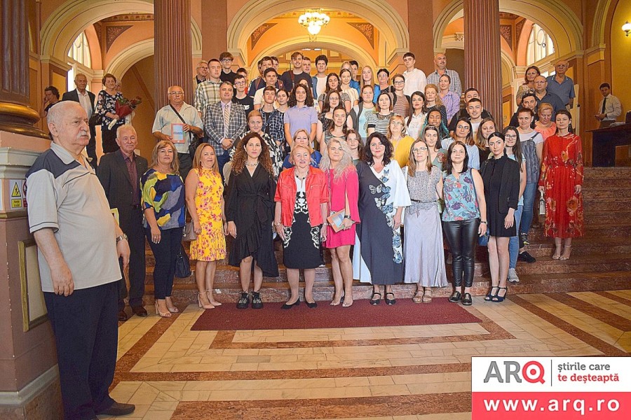 Volumul „ATITUDINI şi CONFESIUNI” a fost lansat în prezenţa unui public numeros în Sala Regele Ferdinad (FOTO)