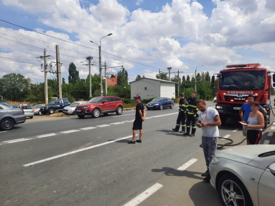 Taxi Renault făcut sandwich între un macho BMW și un viril VW