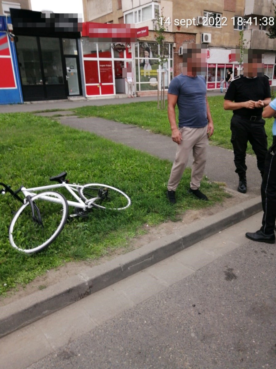 Scandal în Vlaicu: un biciclist a sărit la bătaie la un şofer care i-a tăiat calea