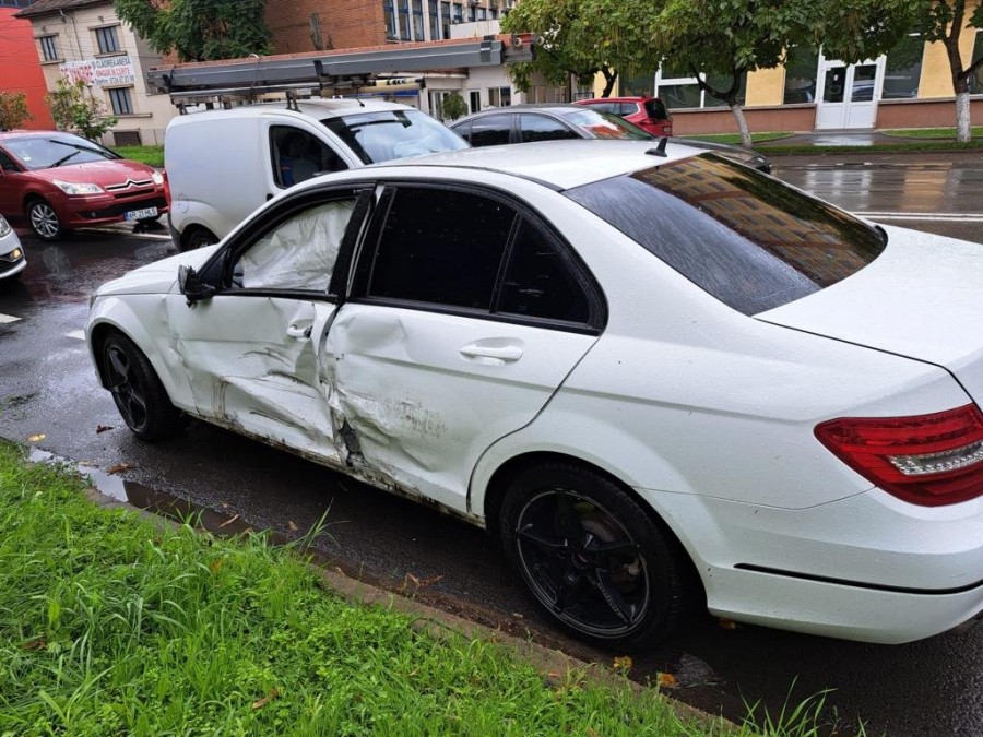 Accident cu MERCEDES contra AMBULANȚĂ