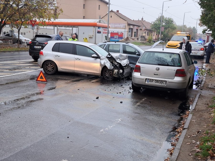 Carambol cu trei autoturisme pe str. Voinicilor din Micălaca