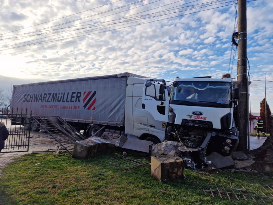 Accident rutier intre un autotren si o autoutilitară în Lipova