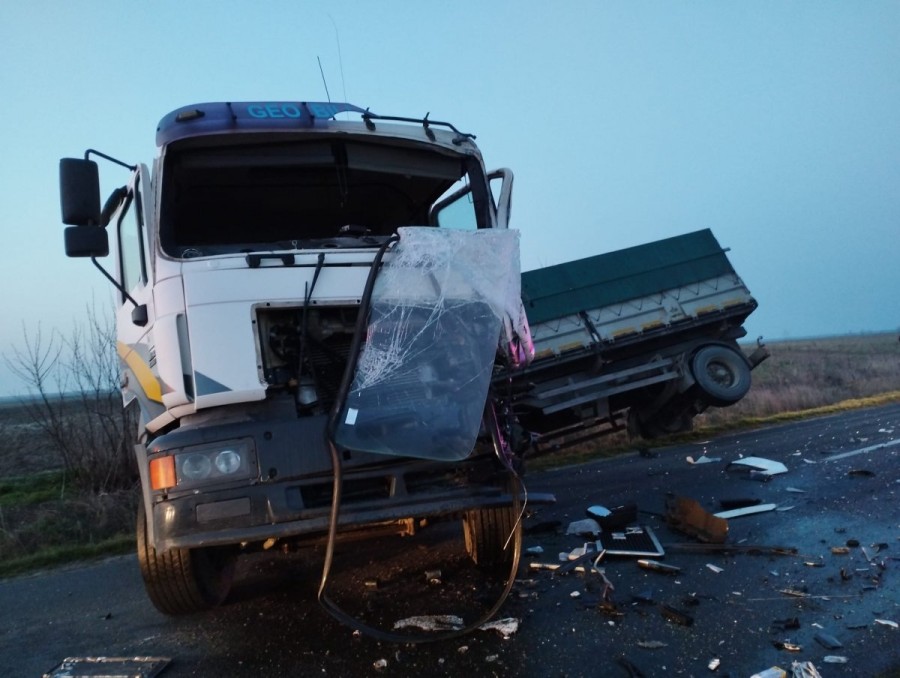 Accident între două TIR-uri și o victimă încarcerată lângă Periam