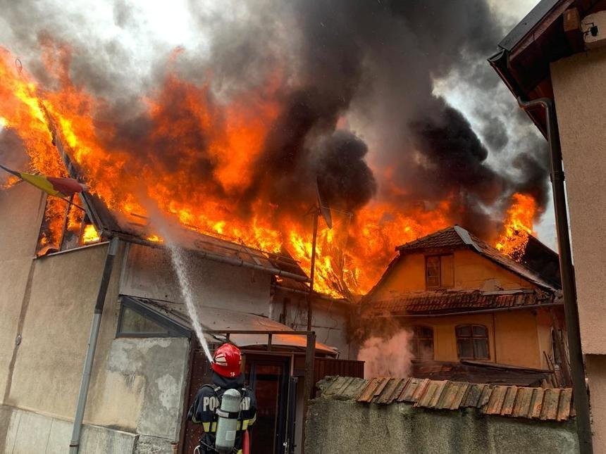 A dat foc la casă, la propriu, după o ceartă cu iubita. Vezi ce a pățit bărbatul