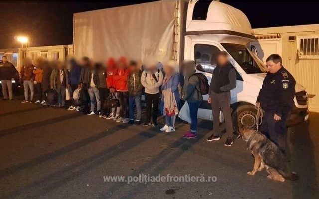 93 de migranți, ascunşi în două mijloace de transport, opriți la frontieră