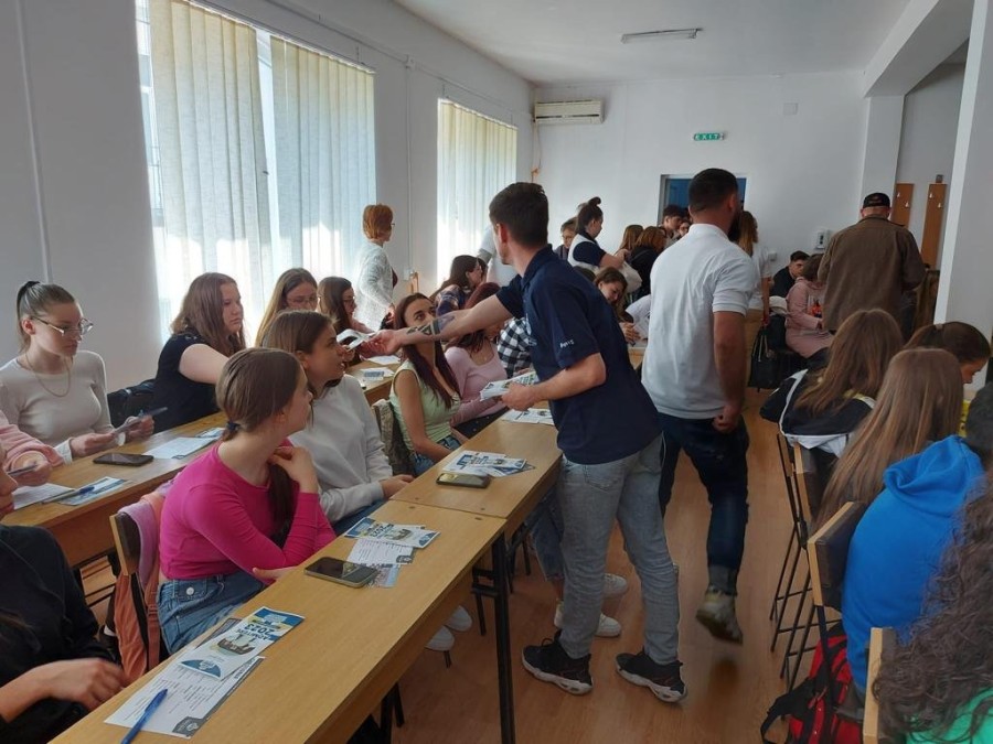 STUDENȚII DIN ARAD, ÎN VIZITĂ LA COLEGII DE LA FILIALE