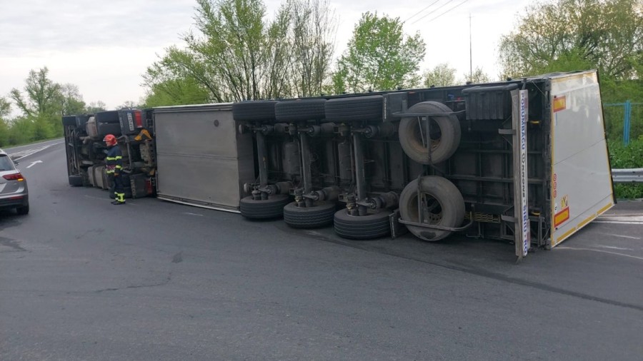 Un autocamion răsturnat în afara părții carosabile între localitățile Sântana și Curtici