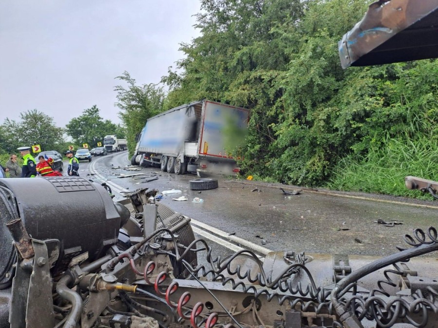 Accident rutier între două autocamioane în localitatea Vinga