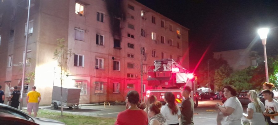 Incendiu izbucnit la un apartament situat la etajul 3 al unui bloc din municipiul Arad, strada Avrig.