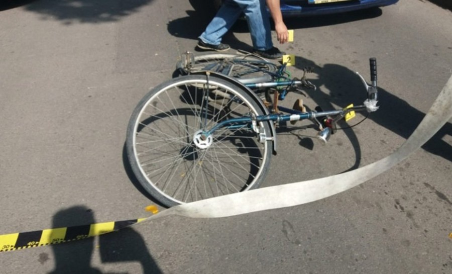 Biciclist accidentat de mașină pe Cocorilor