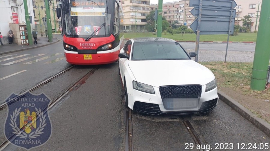 (FOTO) Amendat pentru că a parcat în zona Boul Roșu, blocând tramvaiul