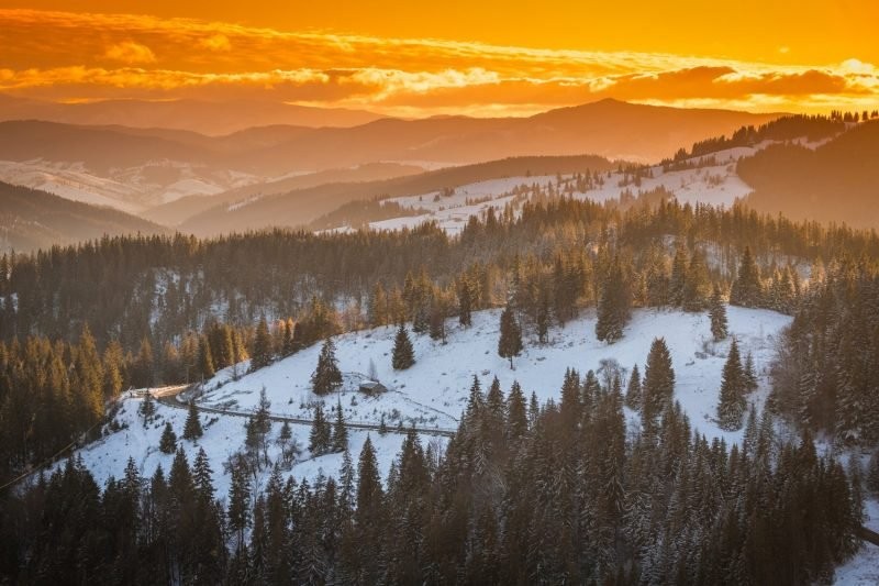 Se face frig, după vântul puternic de ieri; la munte sunt aşteptate ninsori, dar sfârşitul de săptămână vine cu temperaturi de vară, la Arad