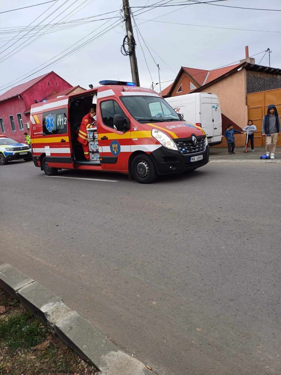 Tânără accidentată de mașină pe strada Șezătoarei