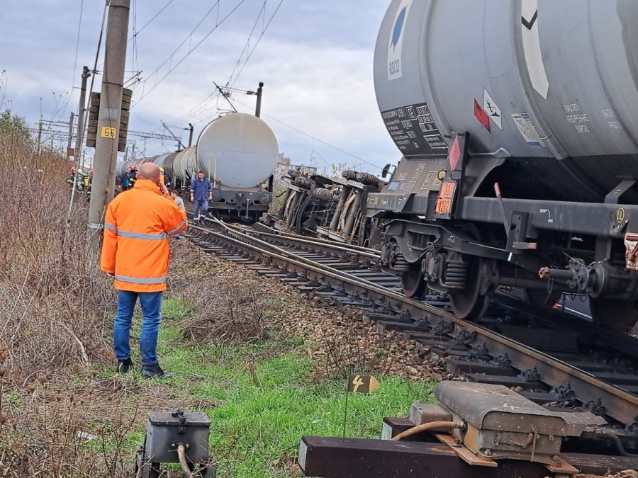 O garnitură de tren a deraiat și două vagoane cisternă s-au răsturnat la sensul giratoriu din Subcetate spre Aradul Nou